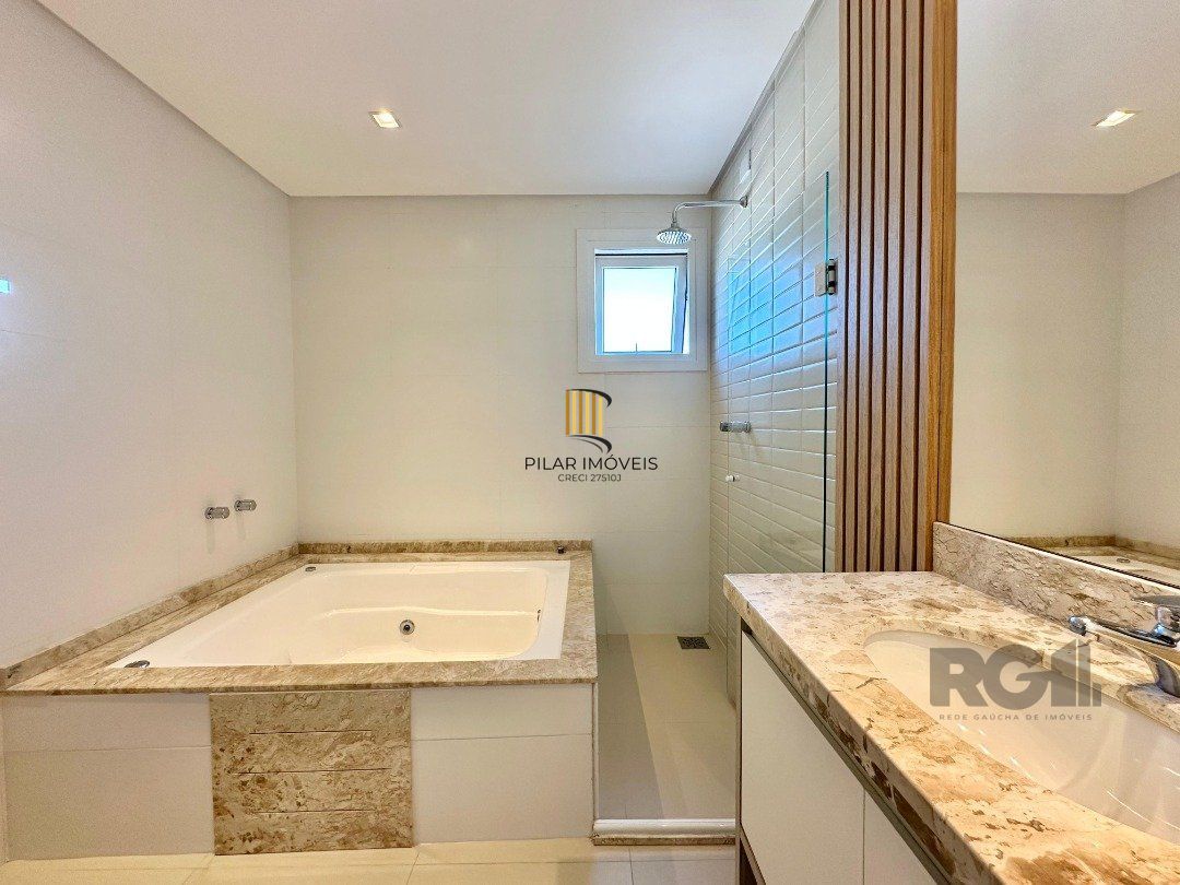 SOBRADO À VENDA  PAGAMENTO EM 60X CONDOMÍNIO MALIBU BEIRA LAGO COM DECK E PISCINA 