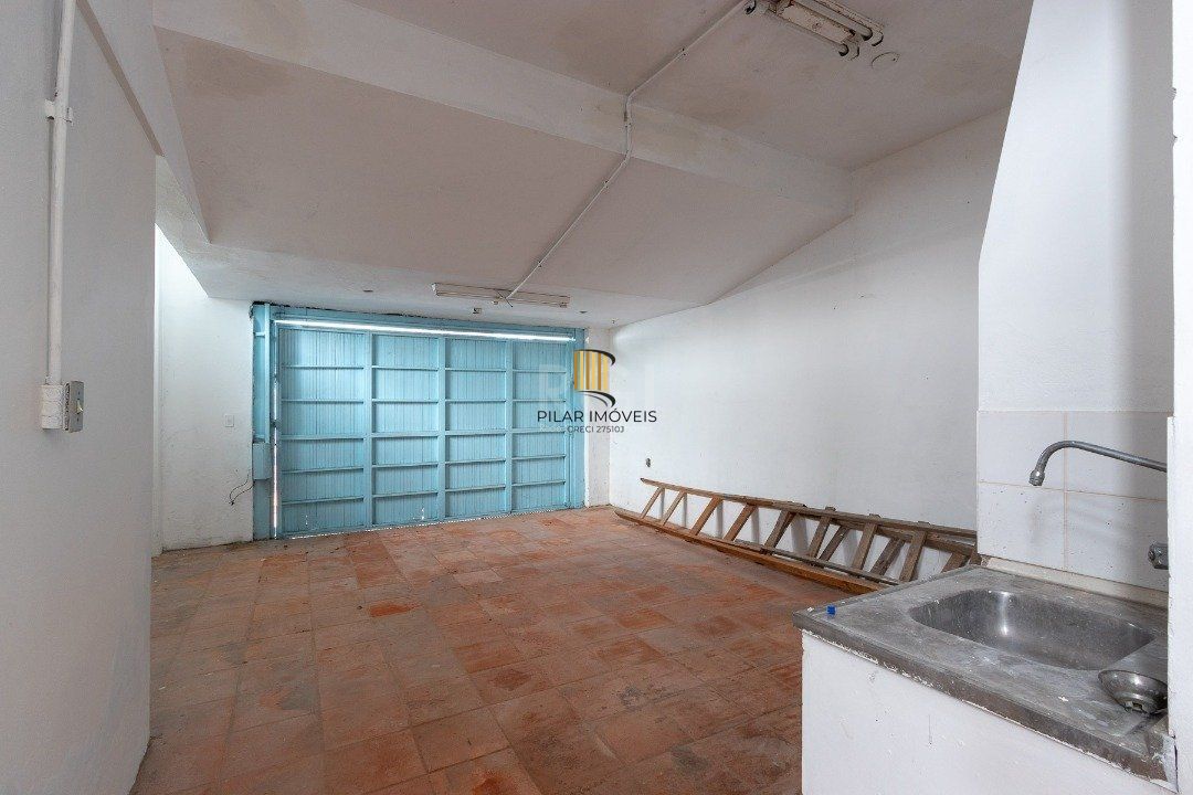 Casa com piscina em localização nobre no bairro Tristeza com vista para Rio Guaíba.