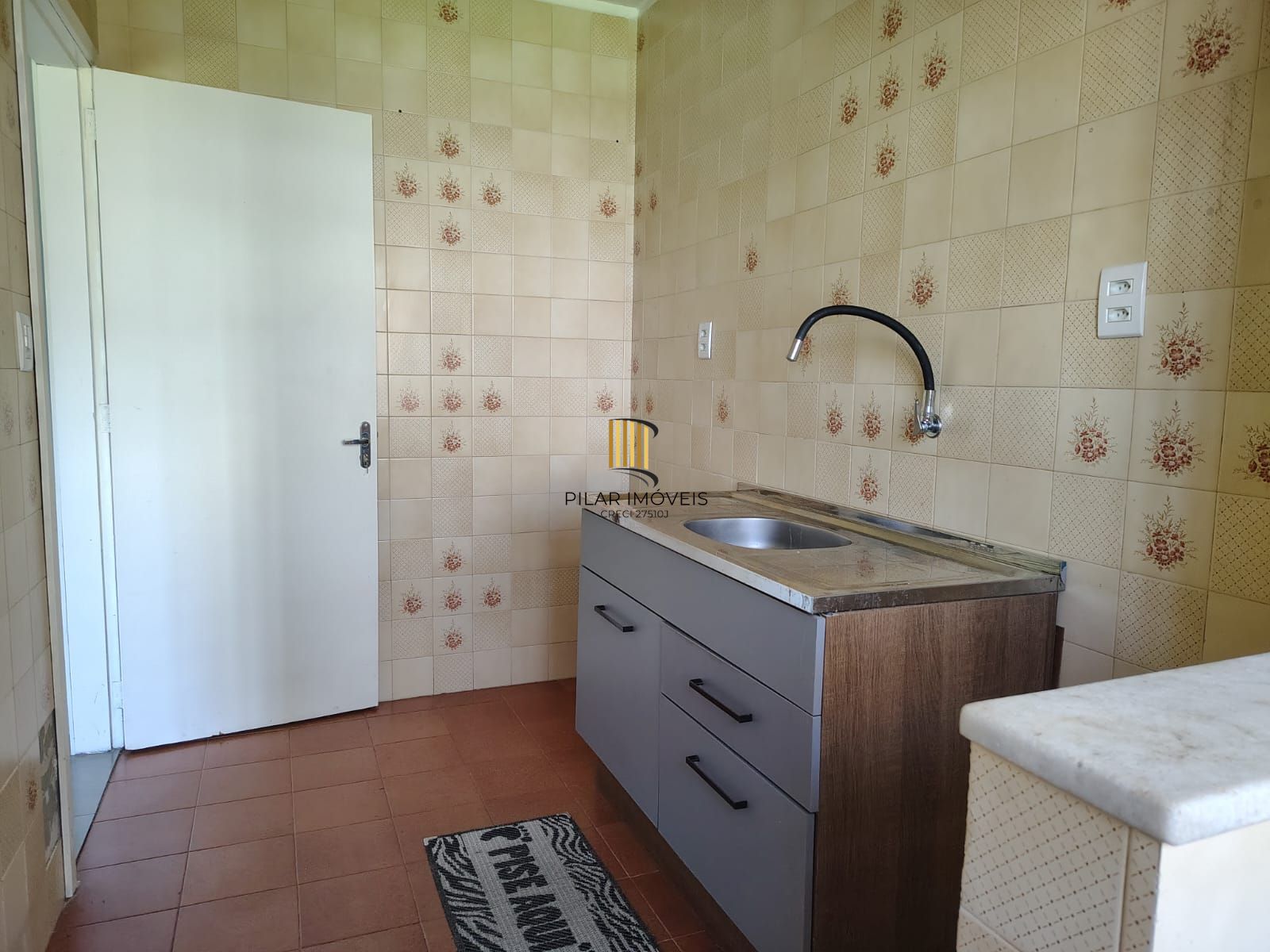 Apartamento de 2 dormitórios, living, cozinha, área de serviço e banheiro social.