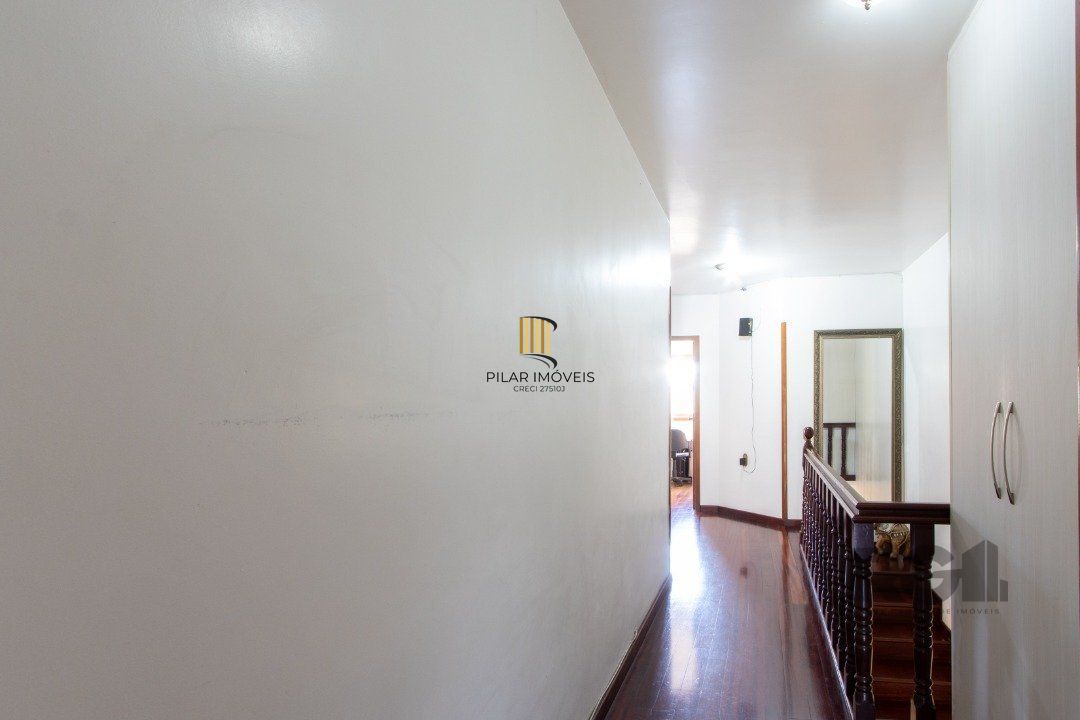 Casa de alvenaria, 3 quartos, 1 suíte, 4 banheiros e 5 vagas de garagem.