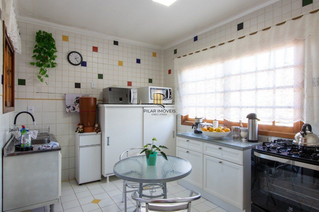 Casa de alvenaria, 3 quartos, 1 suíte, 4 banheiros e 5 vagas de garagem.