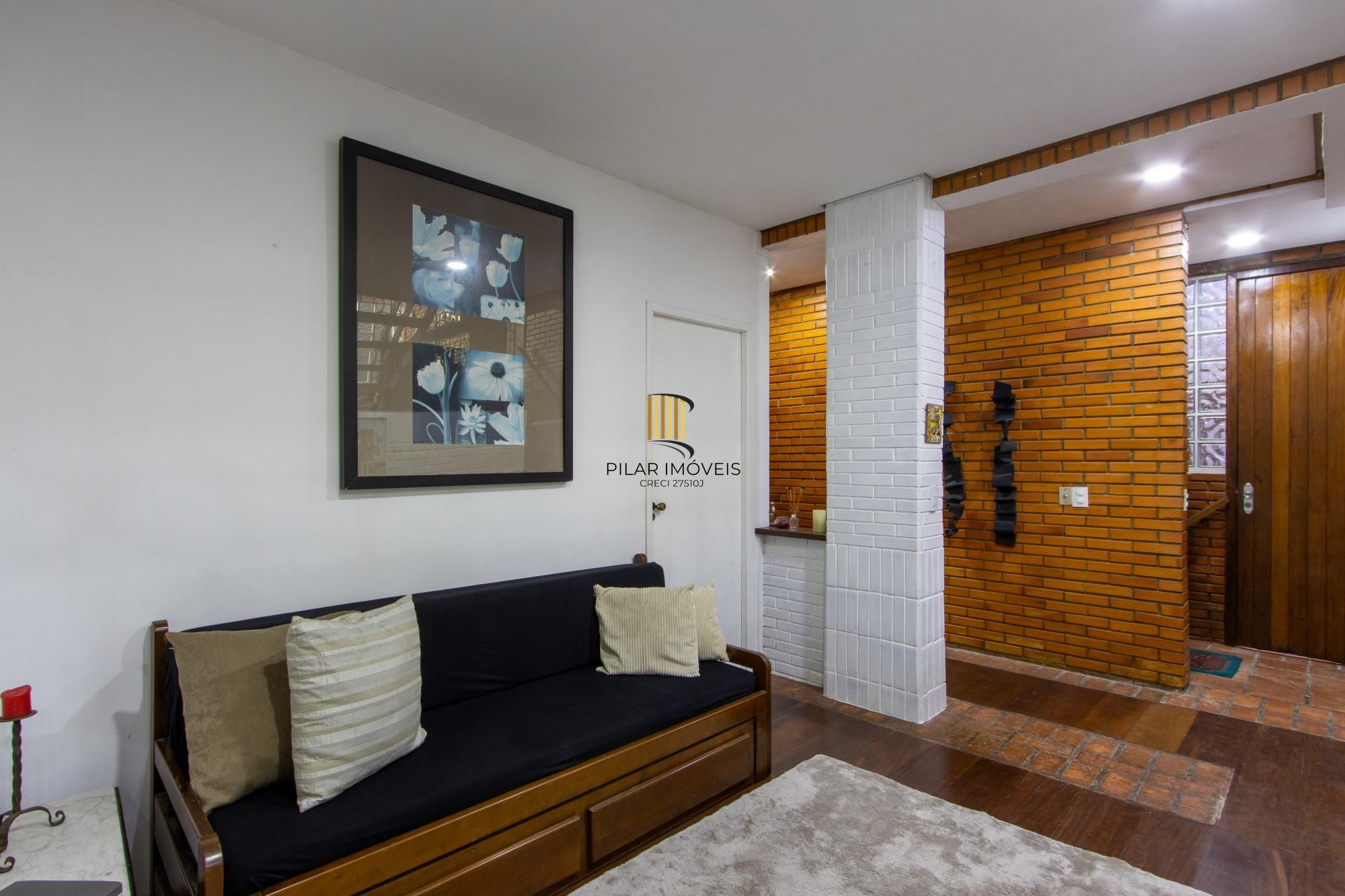 Casa 5 dormitórios no bairro Teresópolis