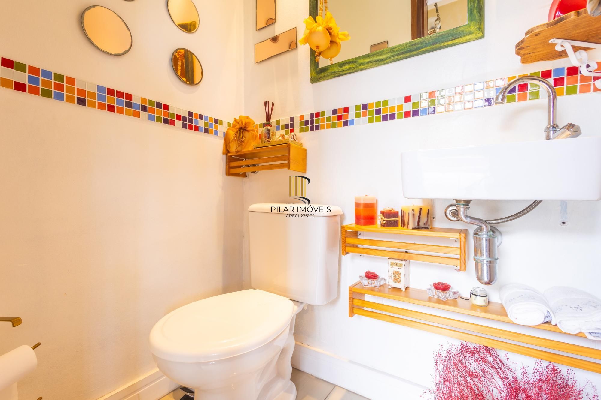 Casa em condomínio bairro Tristeza, com 185m² privativos.