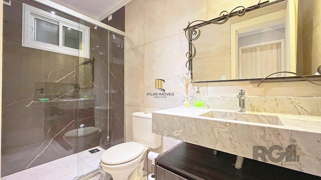 Casa  com Sobrado reformado, de dois pisos, com 3 dormitorios sendo duas  suítes