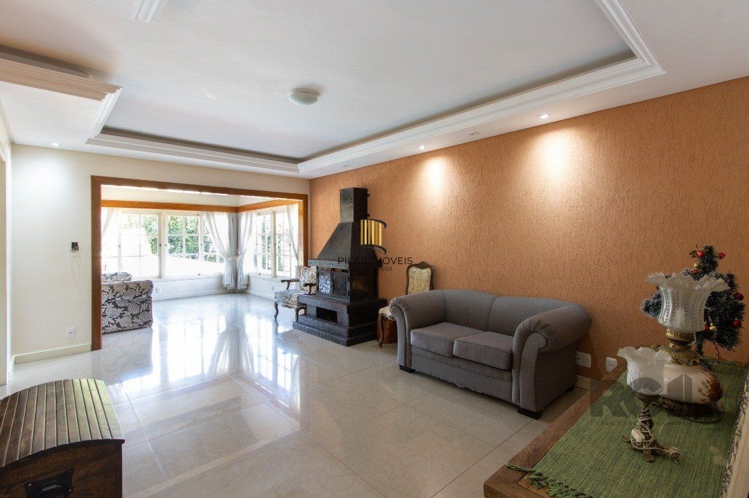 Casa com 452m² de área construída, 02 suítes, banheira de hidro, closet, 02 banheiros sociais, 03 living com 02 ambientes, 02 lareiras