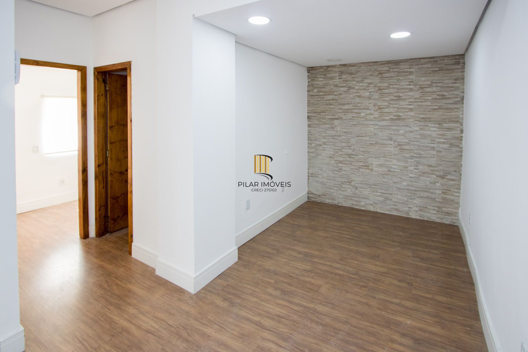 Casa comercial com aproximadamente 157m² privativos