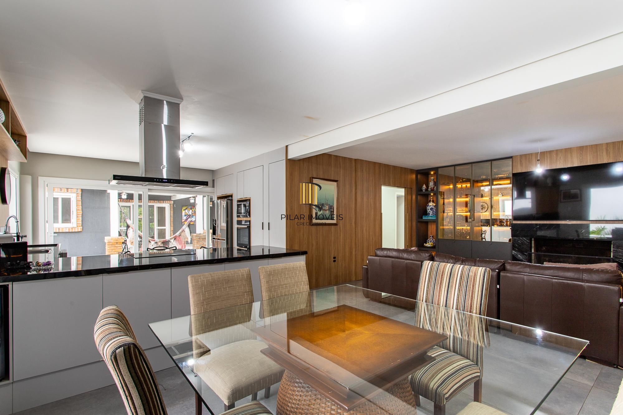 Casa térrea no Condominio Terra Ville, com patio e piscina.