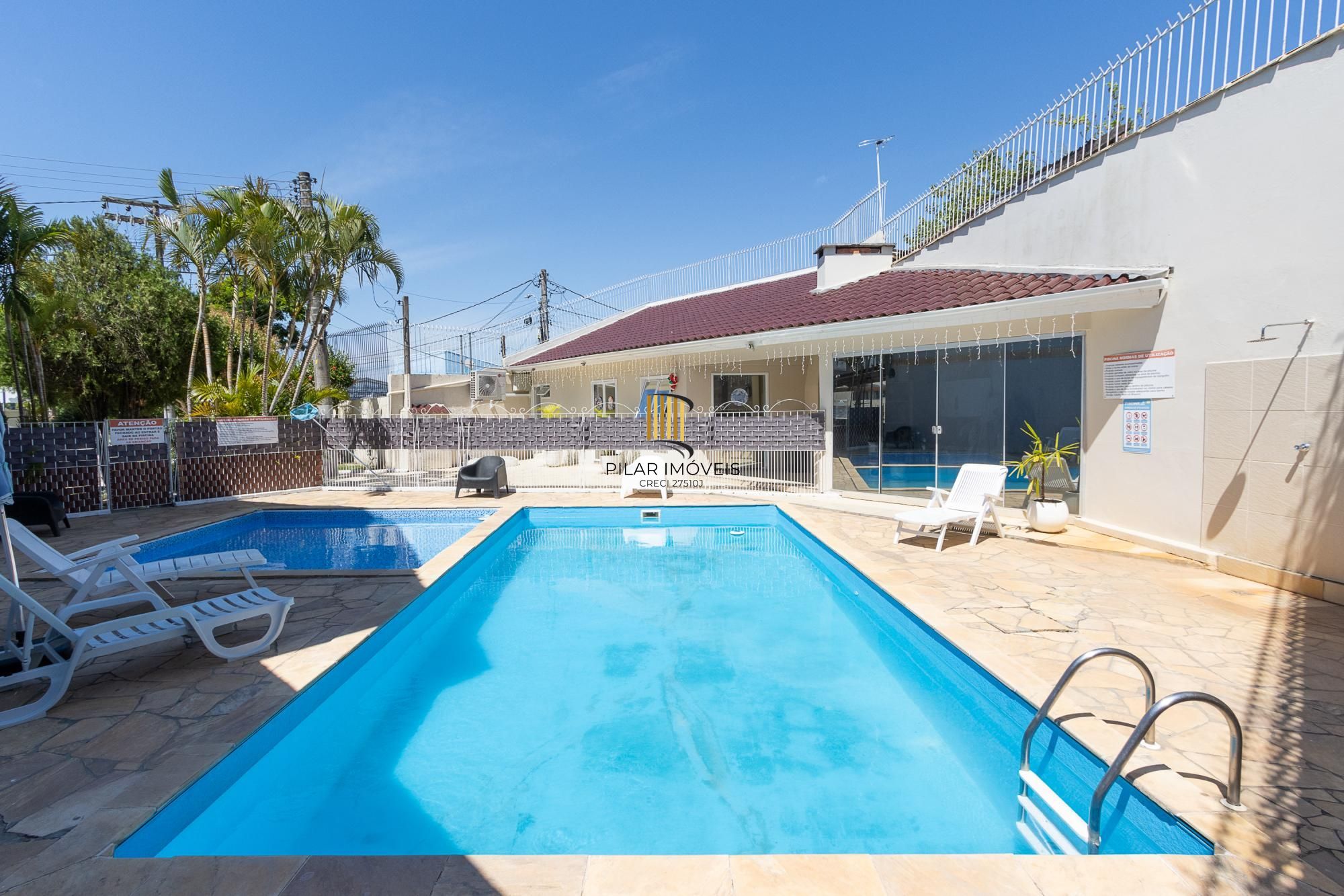 Casa de condomínio, de 3 dormitórios, 1 suíte e 2 vagas de garagem.