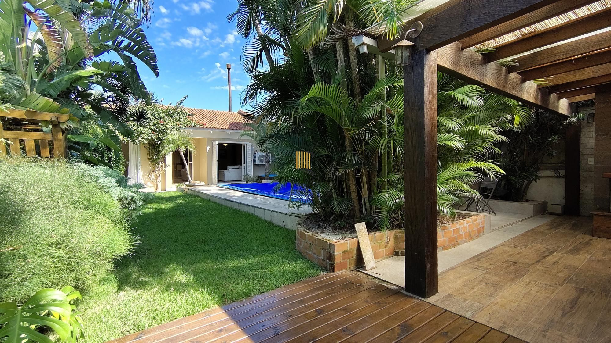 Casa térrea, 2 dormitórios, 1 suíte e 2 vagas no bairro Aberta dos Morros.