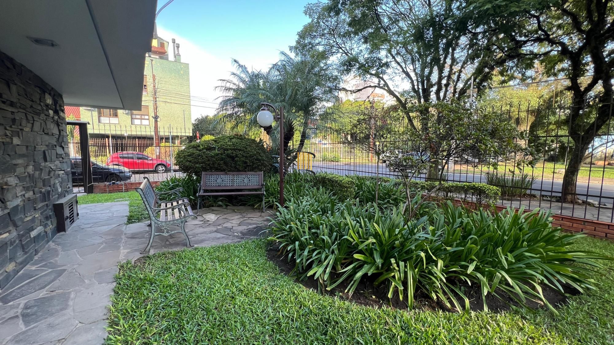 Cobertura no bairro Menino Deus com 01 dormitório sendo suíte