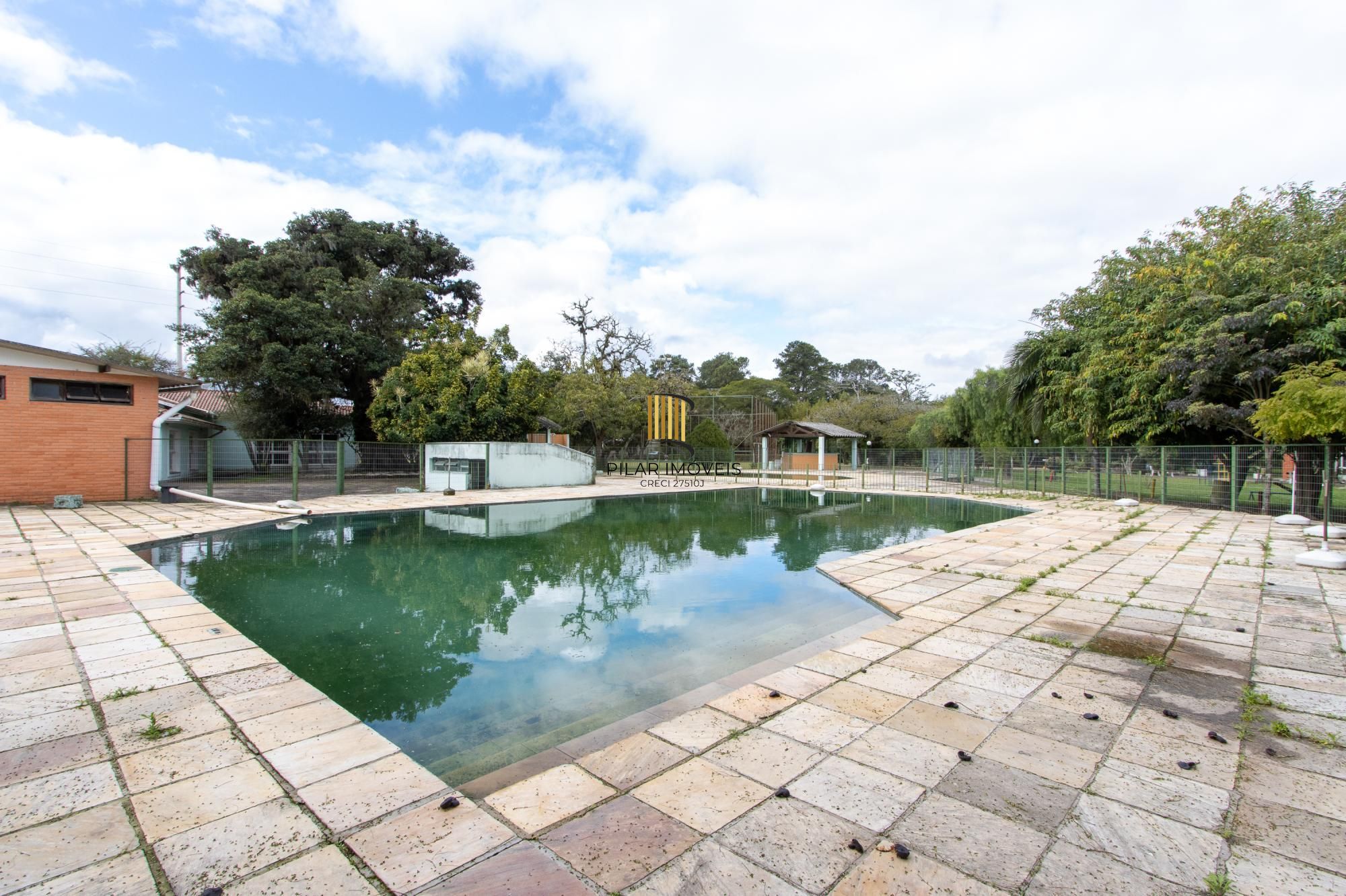 Terreno com edificações para múltiplos negócios lucrativos.