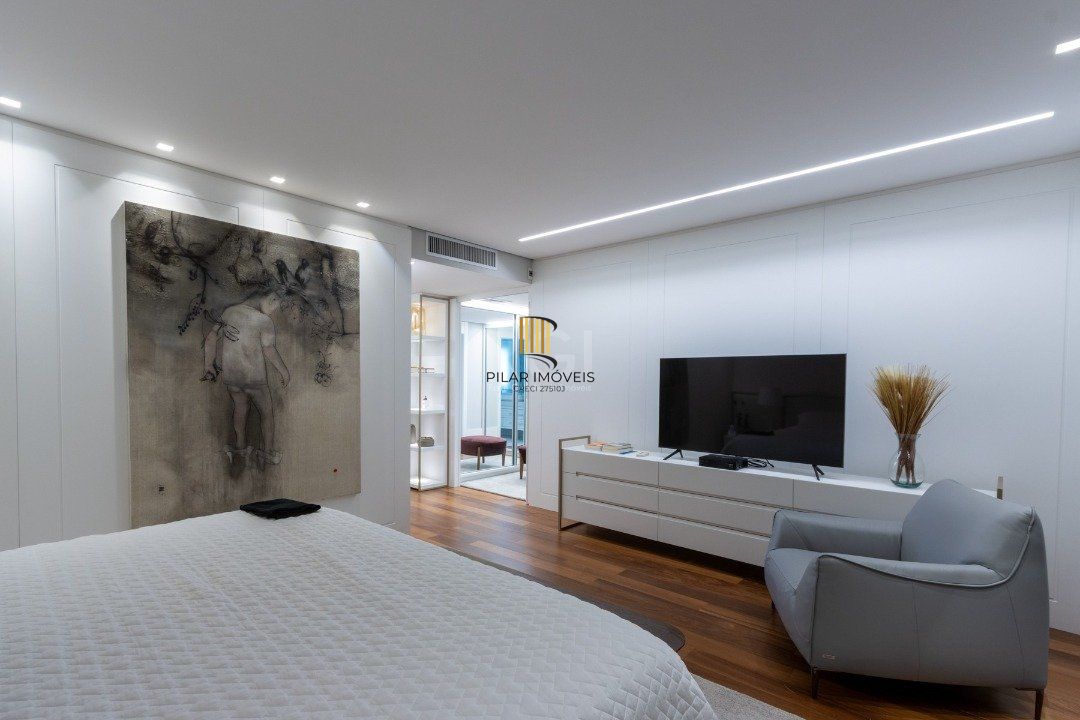 Apartamento mobiliado, com cerca de 256,42m² privativos e com 3 suítes,