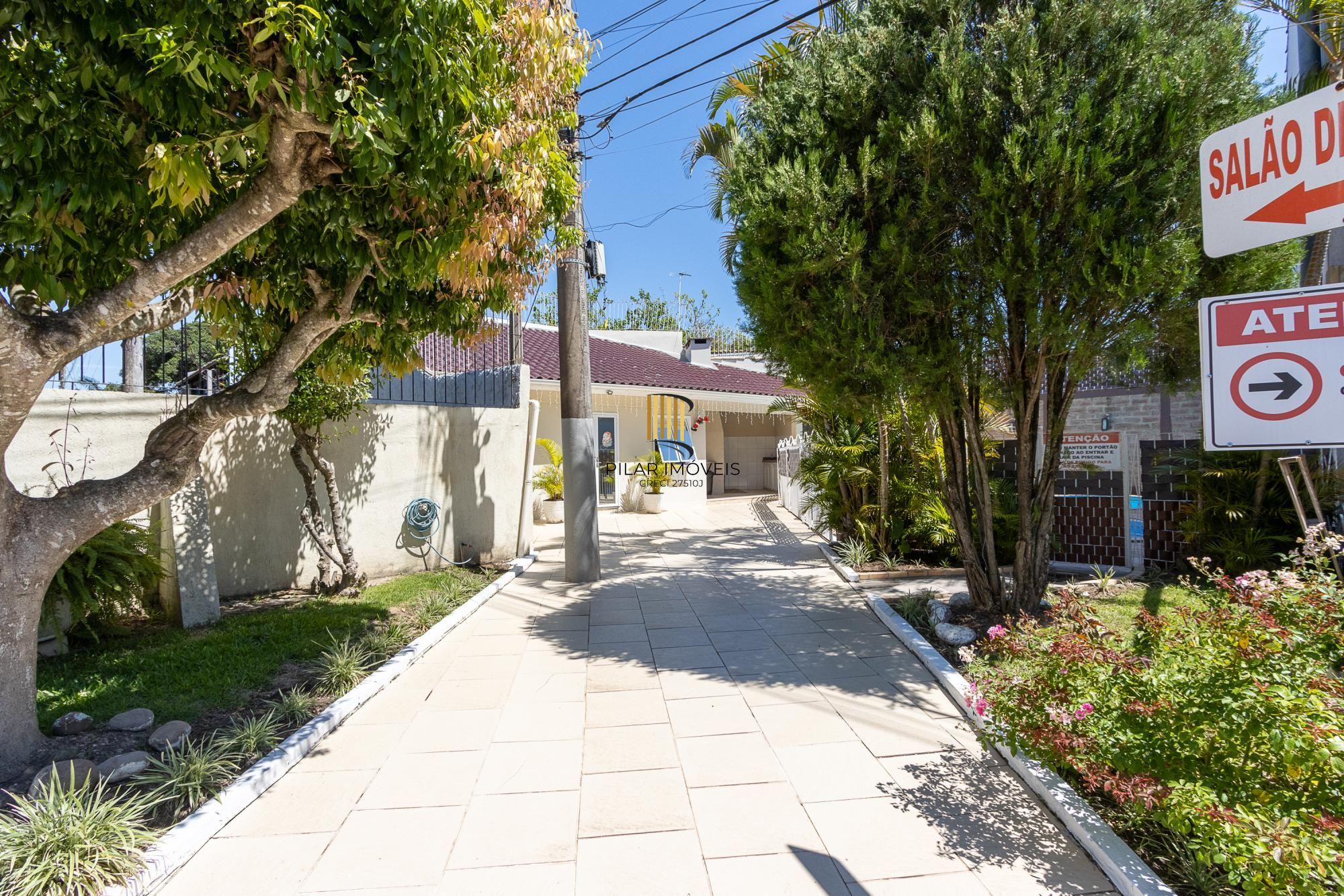 Casa de condomínio, de 3 dormitórios, 1 suíte e 2 vagas de garagem.