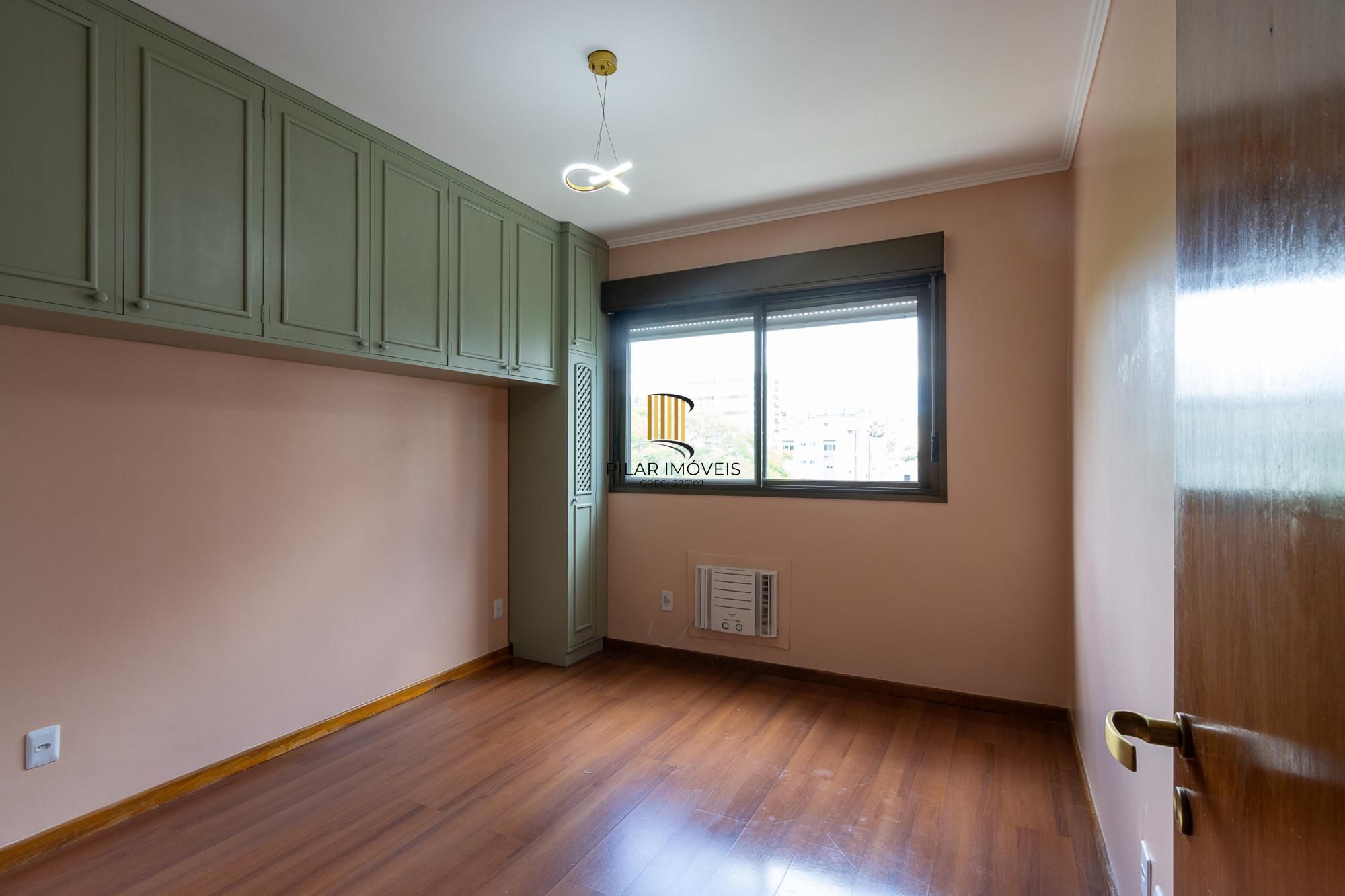 Apartamento 3 quartos, 1 suite, dependência, sacada com churrasqueira, 2 vagas - Bairro Menino Deus