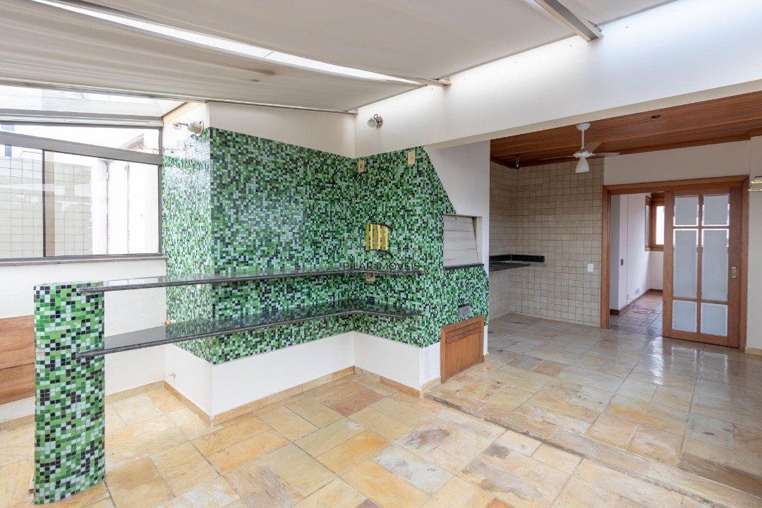 Cobertura para Venda - 302m², 4 dormitórios, sendo 1 suites, 3 vagas - Menino Deus