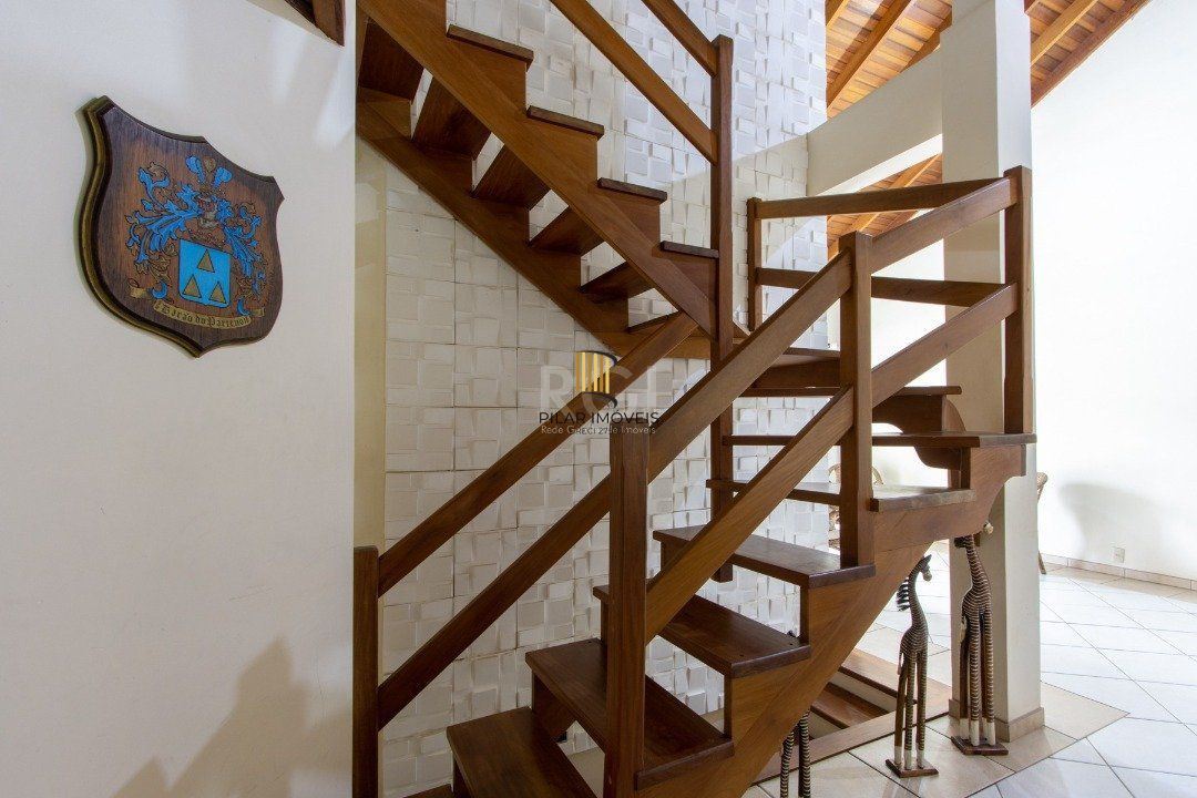 Casa 4 dormitórios no bairro Hípica
