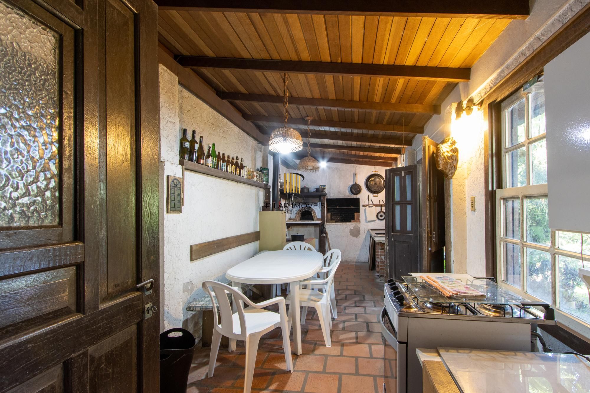 Casa de Alvenaria, possui 3 dormitórios, uma suíte, hall de entrada, lavabo,  living com lareira, cozinha ampla com armários, área gourmet com churrasqueira, corredor, pátio e 4 vagas de garagem, uma construção em anexo que possui hall de entrada, lavabo, living, cozinha, escritório, banheiro social