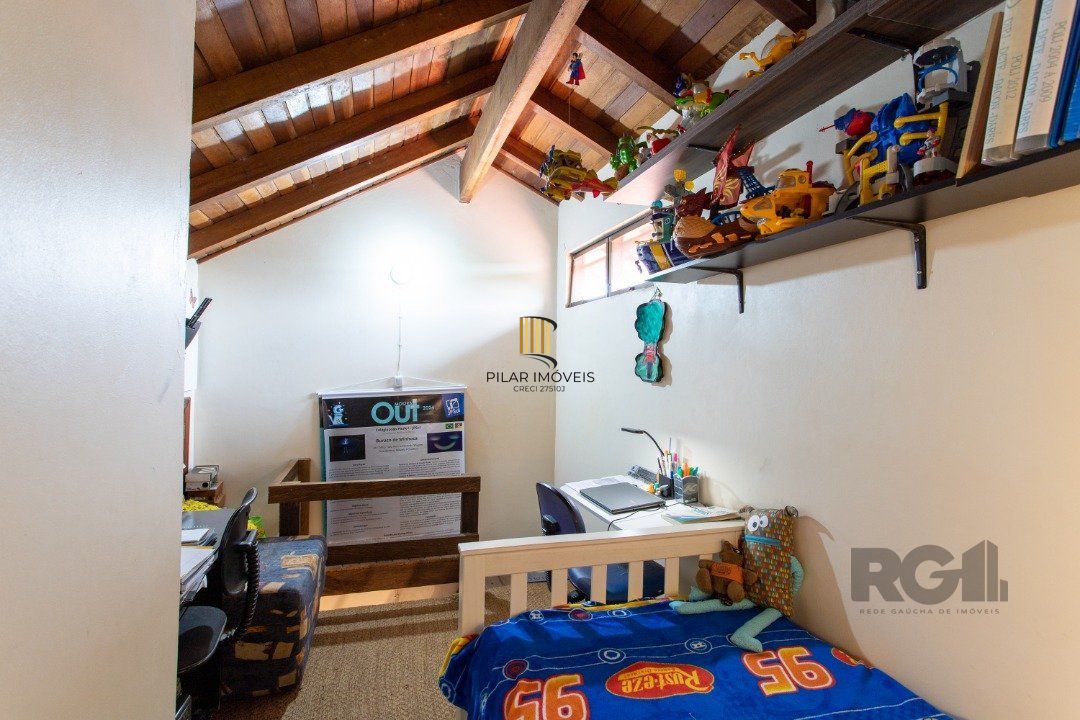 A casa possui 78m² de área construída, com um adicional de 20m²