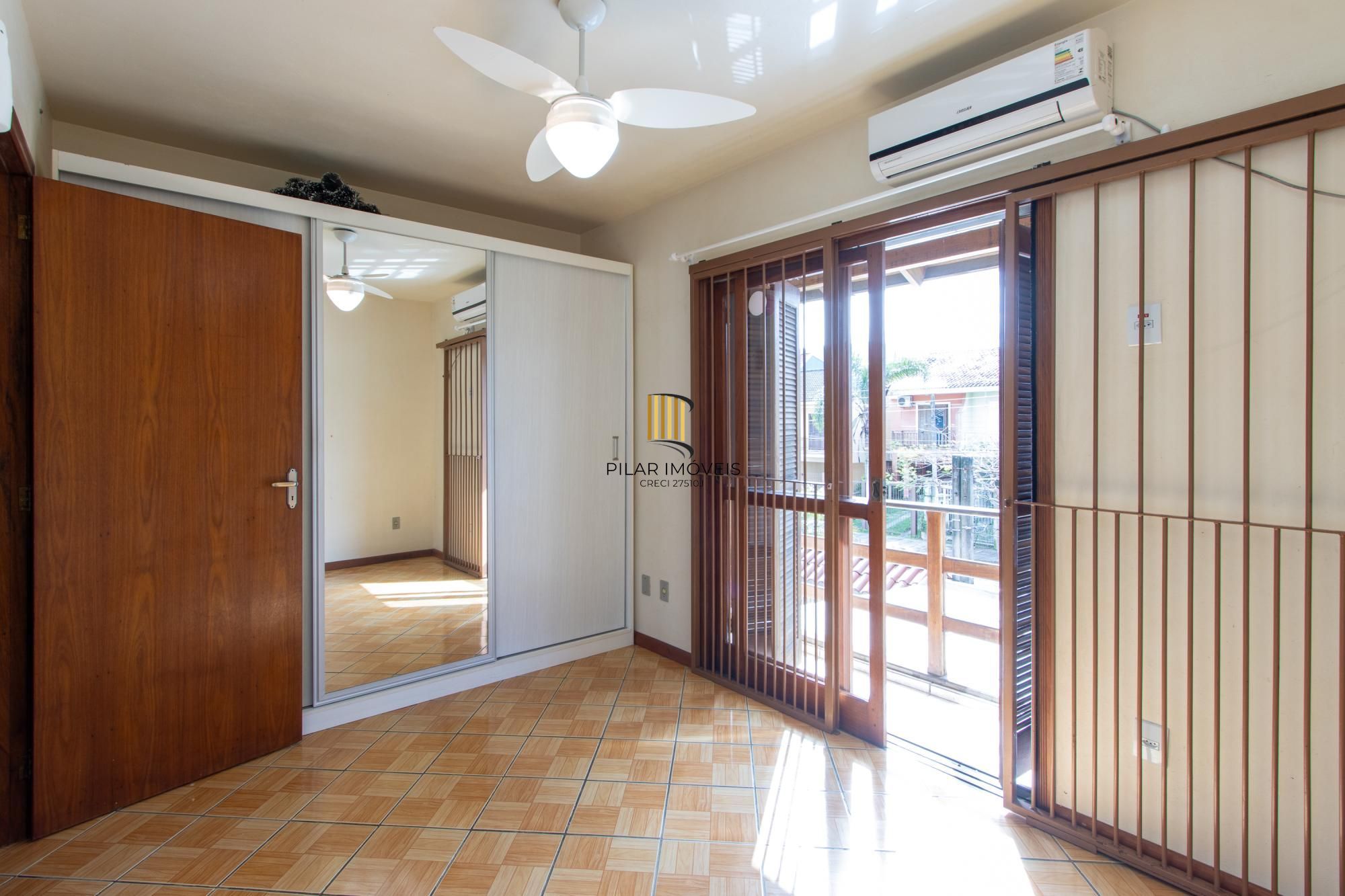 A casa possui 78m² de área construída, com um adicional de 20m²