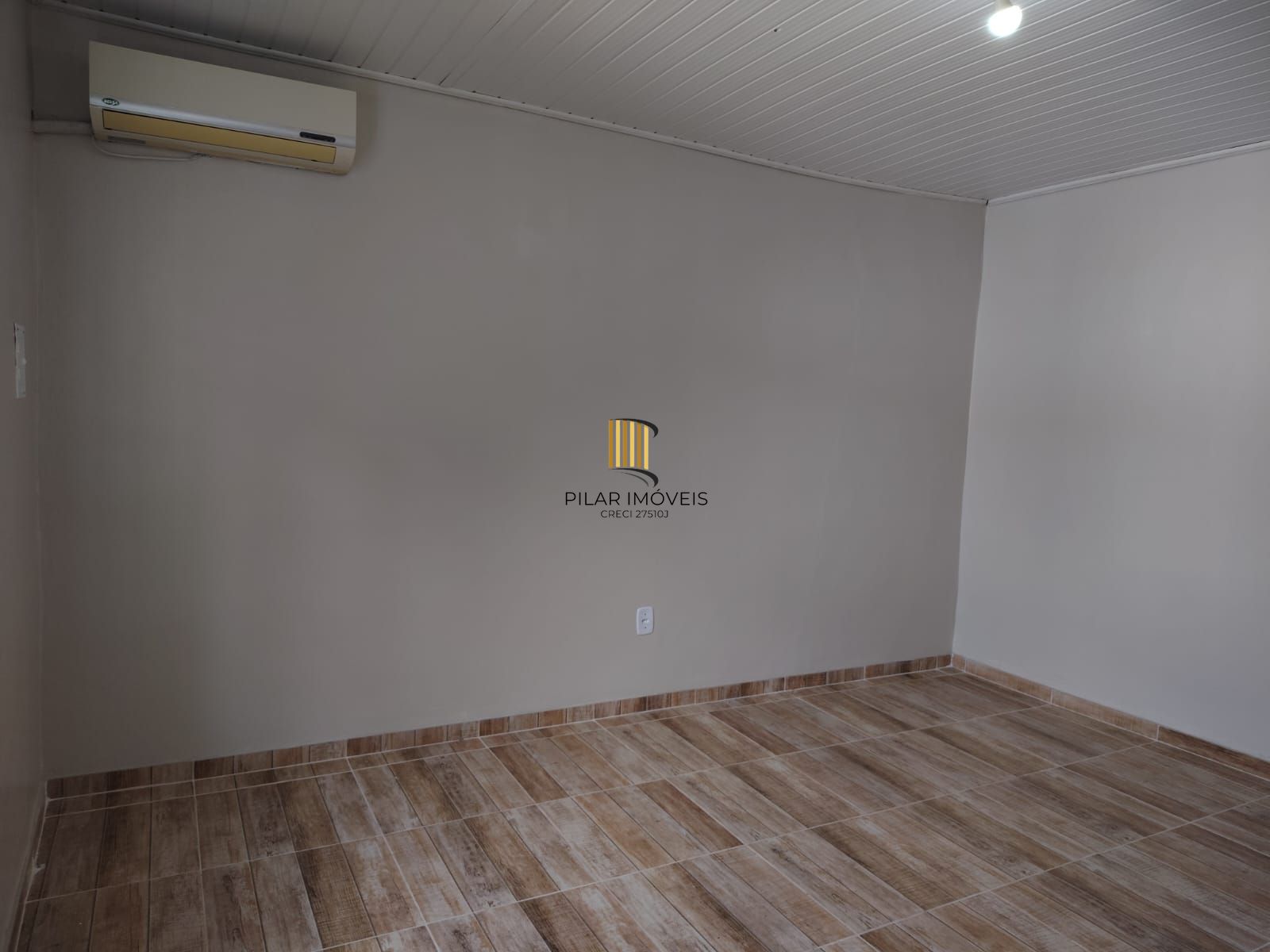 Casa de alvenaria, com 3 quartos, 1 suíte e 3 vagas de garagem.