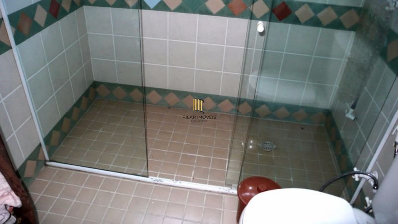 Casa Ampla com 2 pavimentos , grande pátio