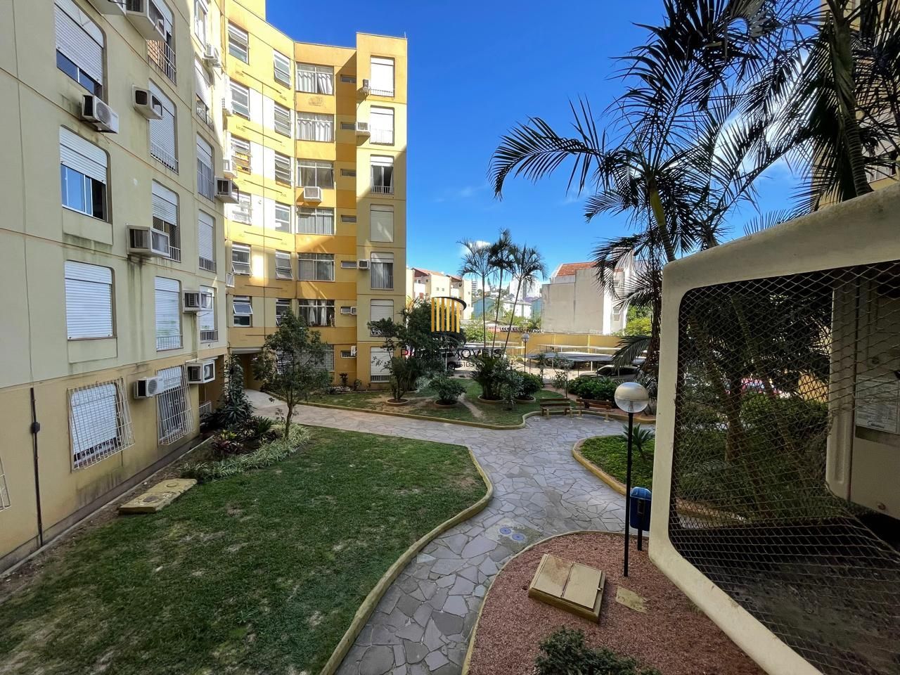 Apartamento 02 dormitórios, 01 banheiro e 01 vaga de garagem, 63,61m² de área privativa no bairro Cristal!