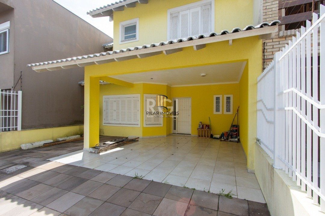 Uma suíte, estar íntimo, living 2 ambientes, lareira, lavabo, cozinha mobiliada,