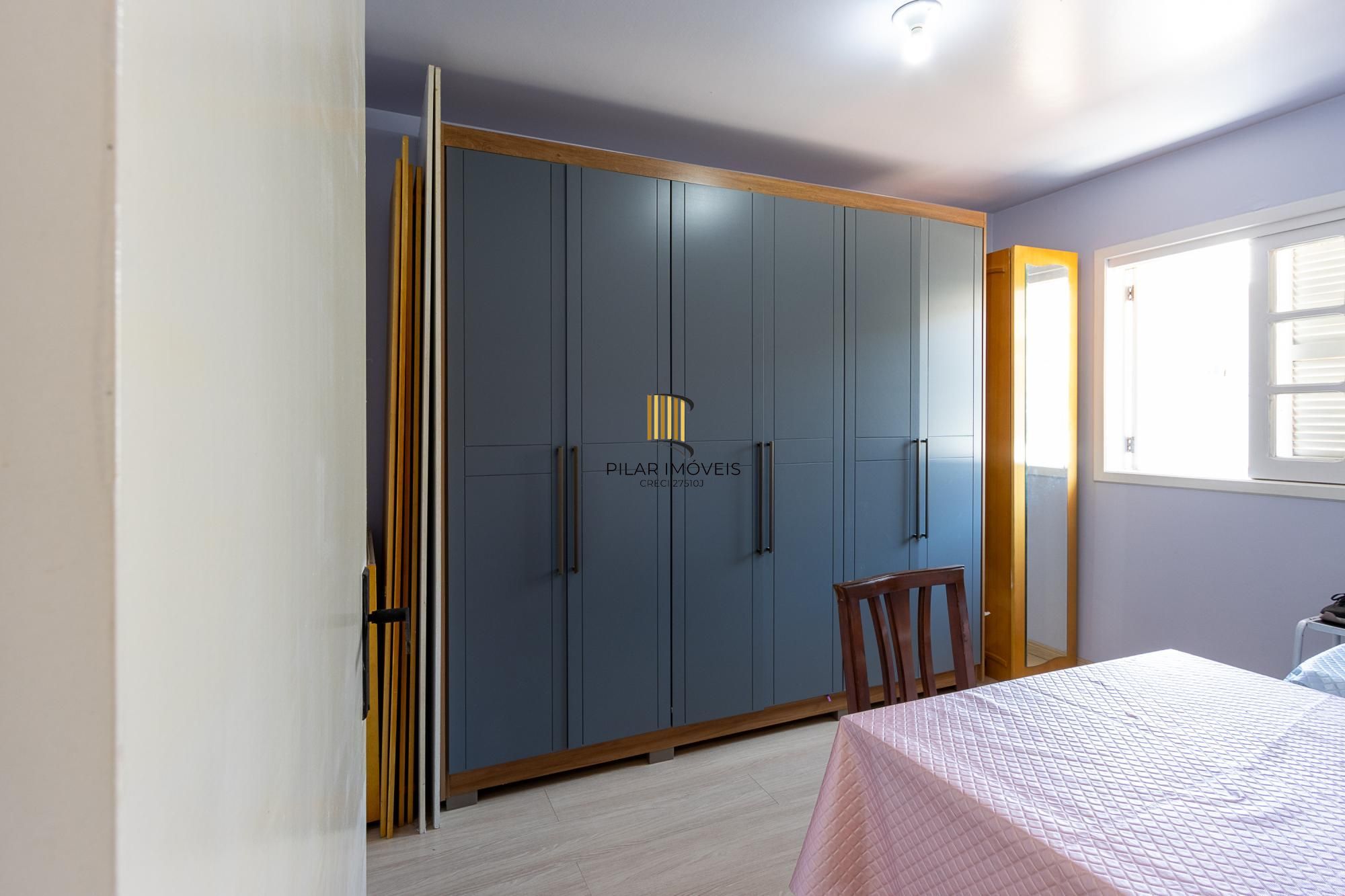 Casa de condomínio, de 3 dormitórios, 1 suíte e 2 vagas de garagem.