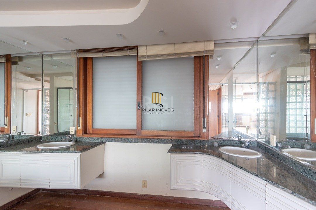 Cobertura para Venda - 302m², 4 dormitórios, sendo 1 suites, 3 vagas - Menino Deus