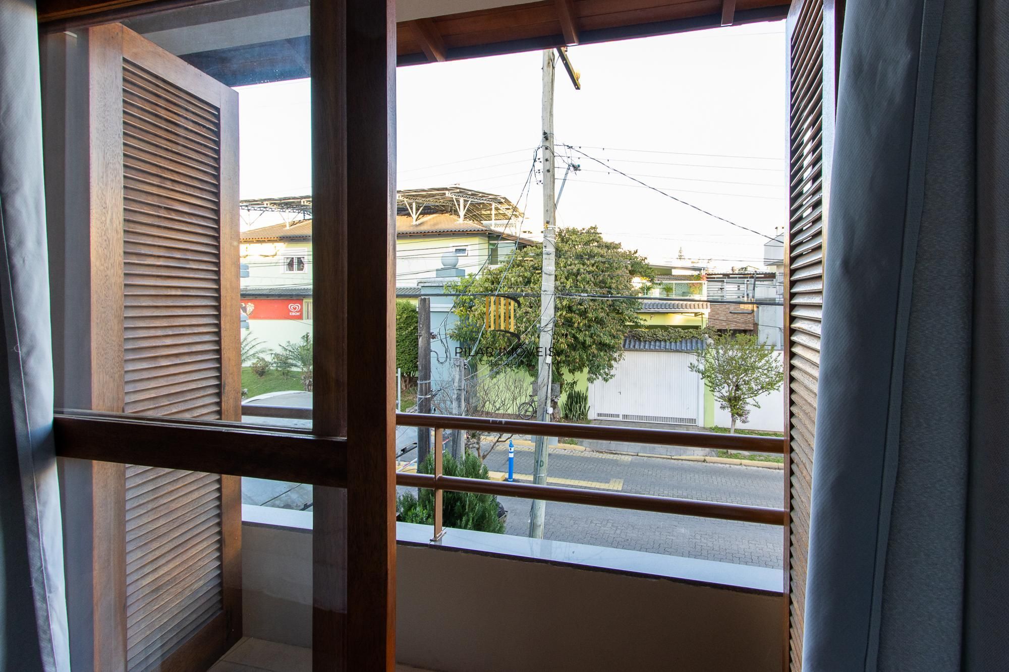 Casa de condomínio, 3 quartos, 1 suíte, piscina e 2 vagas de garagem;