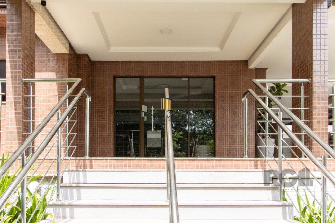 Apartamento possui 3 dormitórios, sendo 1 suíte, semi-mobiliado, com 107,27m² de área privativa, living para 2 ambientes, espaço gourmet com churrasqueira, cozinha com área de serviço; 2 vagas simples de garagem