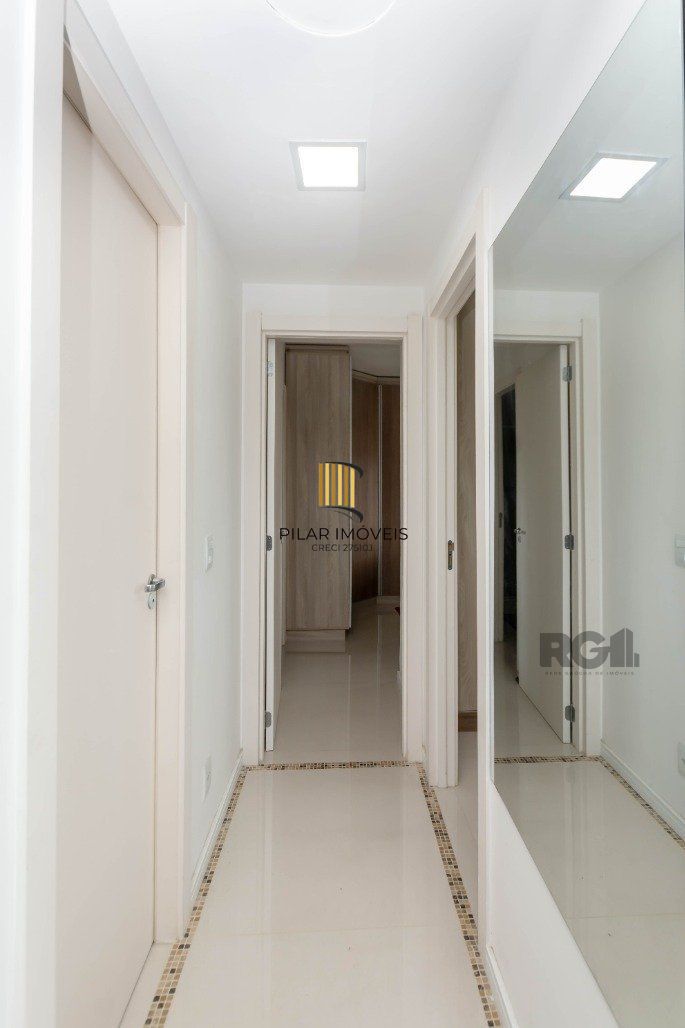 Apartamento andar alto que possui 2 dormitórios, sendo 1 súite, living para 2 ambientes, cozinha mobiliada, banheiro auxiliar