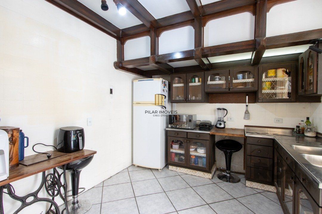 Apartamento de  186,66m2, 4 dormitórios, 1 suíte, 3 banheiros, 4 vagas,no bairro Rio Branco.