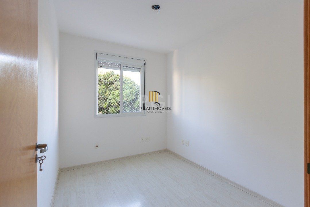 Apartamento de dois dormitórios, uma suíte, living, cozinha com churrasqueira, área de serviço, banheiro social e uma vaga de garagem.