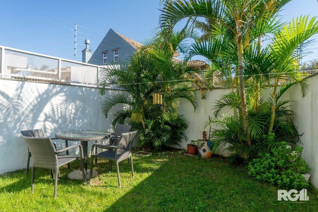 Casa, totalmente mobiliada, 3 dormitórios, 1 uma suíte com closet e sacada