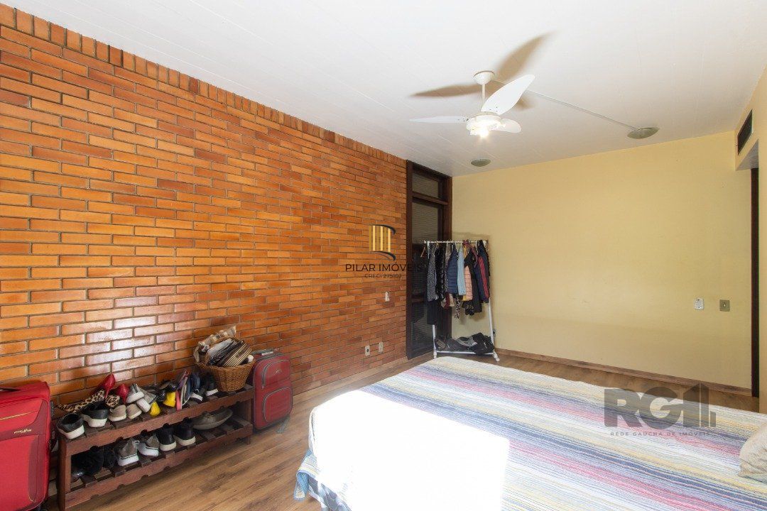 Casa com 724 m² privativos, 4 dormitórios sendo 4 suítes, 6 vagas sendo 3 cobertas