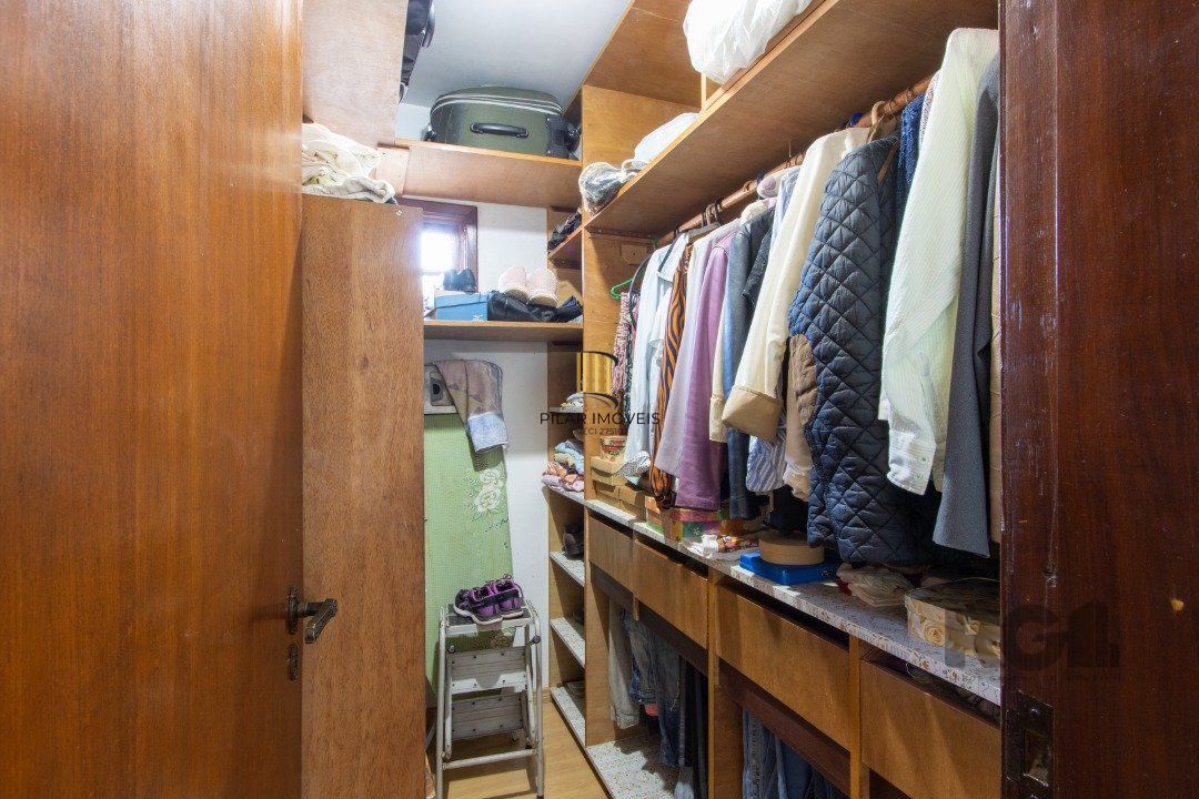 Casa para Venda - 300m², 3 dormitórios, sendo 1 suites, 4 vagas - Tristeza