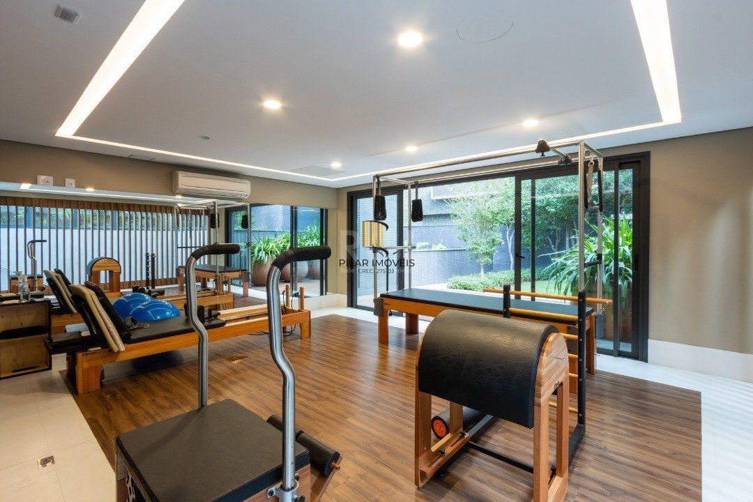 Apartamento mobiliado, com cerca de 256,42m² privativos e com 3 suítes,
