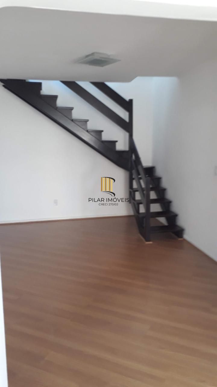 Cobertura com 137m², no Bairro Cristal, de 2 dormitórios, sento uma suíte, ampla sacada, churrasqueira, vista panorâmica, vaga coberta.