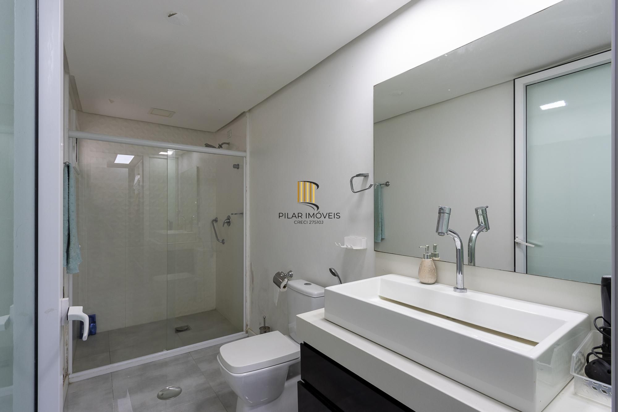 Excelente casa de 3 dormitórios, 3 suítes e 2 vagas no bairro Cavalhada.