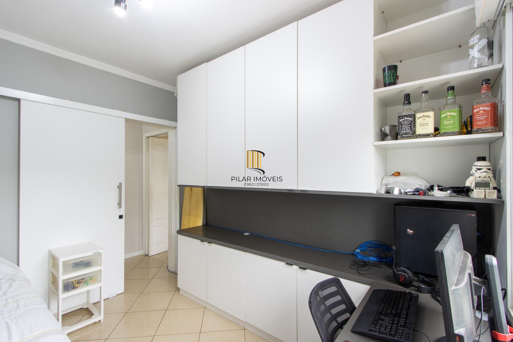 Apartamento de 2 quartos, living, cozinha planejada, área de serviço e 1 vaga.