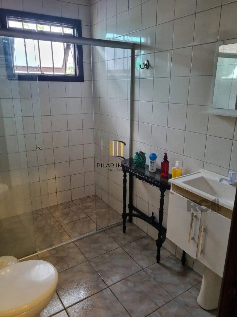 Casa térrea, 3 dormitórios, 1 suíte, living para 2 ambientes, cozinha, pátio, 2 banheiros e 4 vagas .
