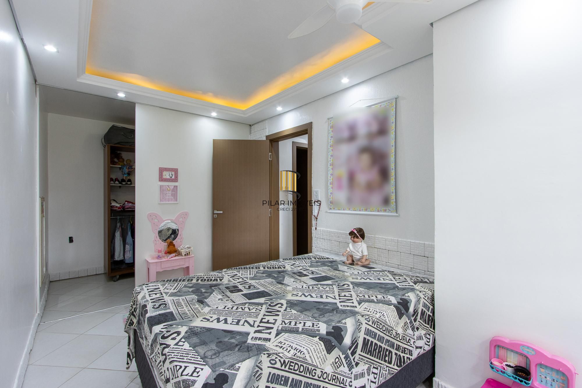 Casa de 4 dormitórios, 2 suítes, piscina, pátio e 2 vagas de garagem.