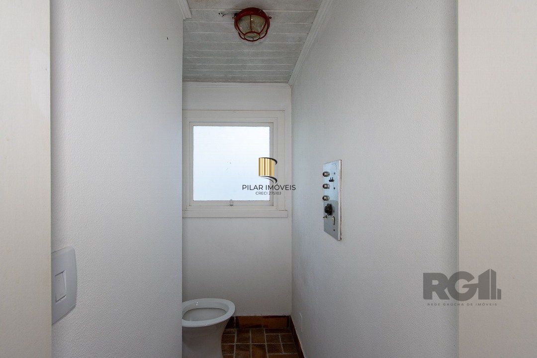 Casa Condomínio a Venda - 880m², 5 dormitórios, sendo 2 suítes, a master com lareira, 4 vagas - Cavalhada