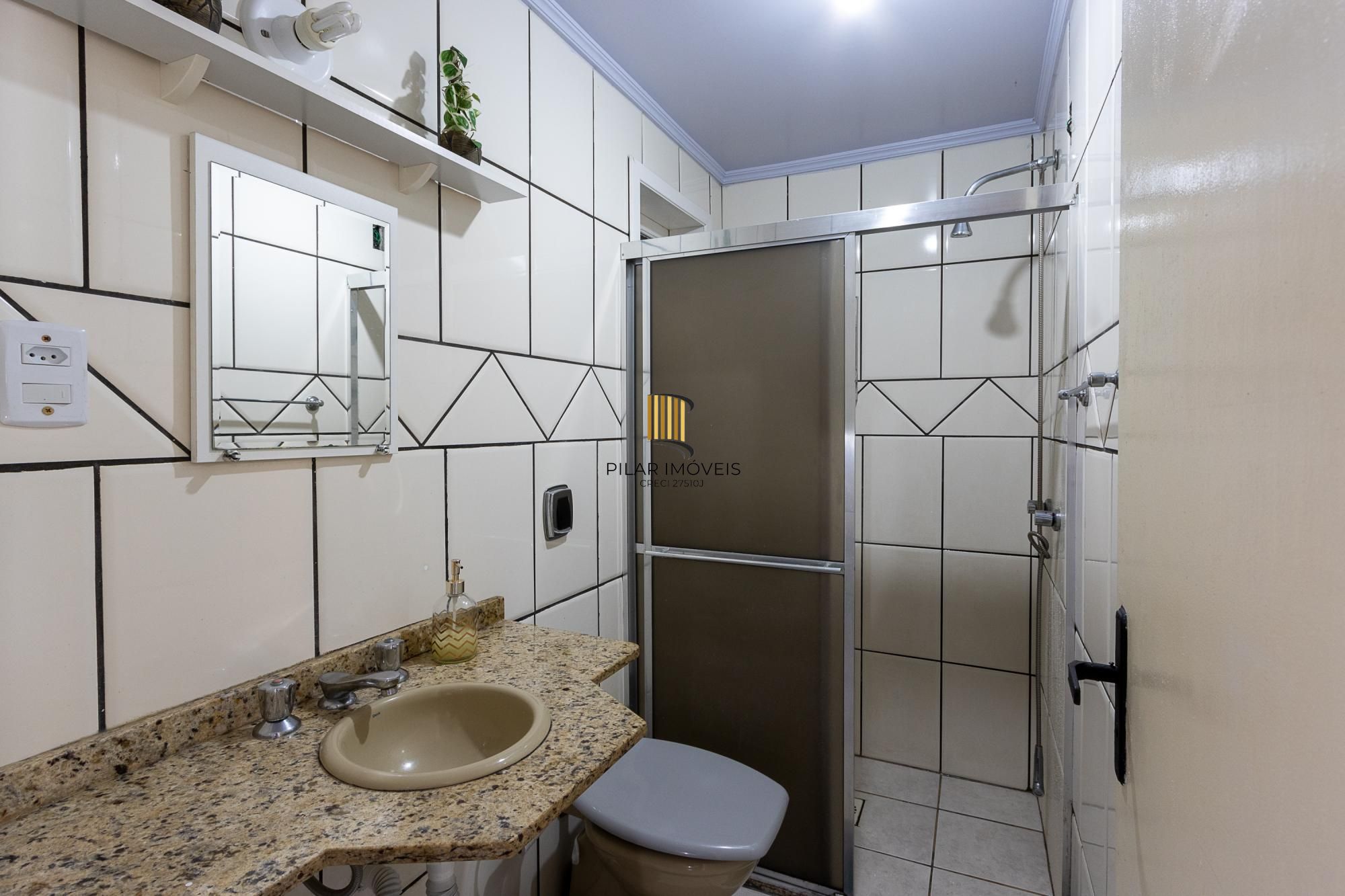 Casa de condomínio, de 3 dormitórios, 1 suíte e 2 vagas de garagem.