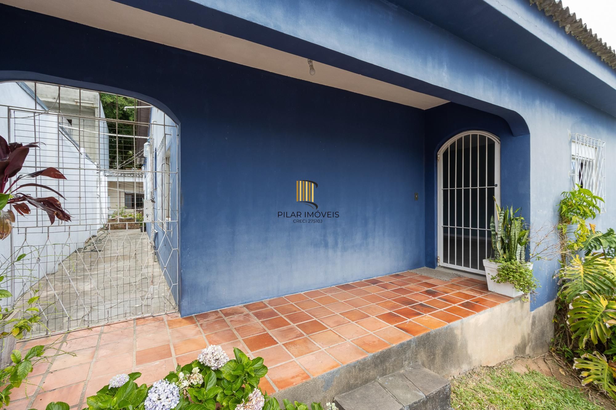 Terreno com 2 casas, 4 quartos, 1 suite - Bairro Cavalhada
