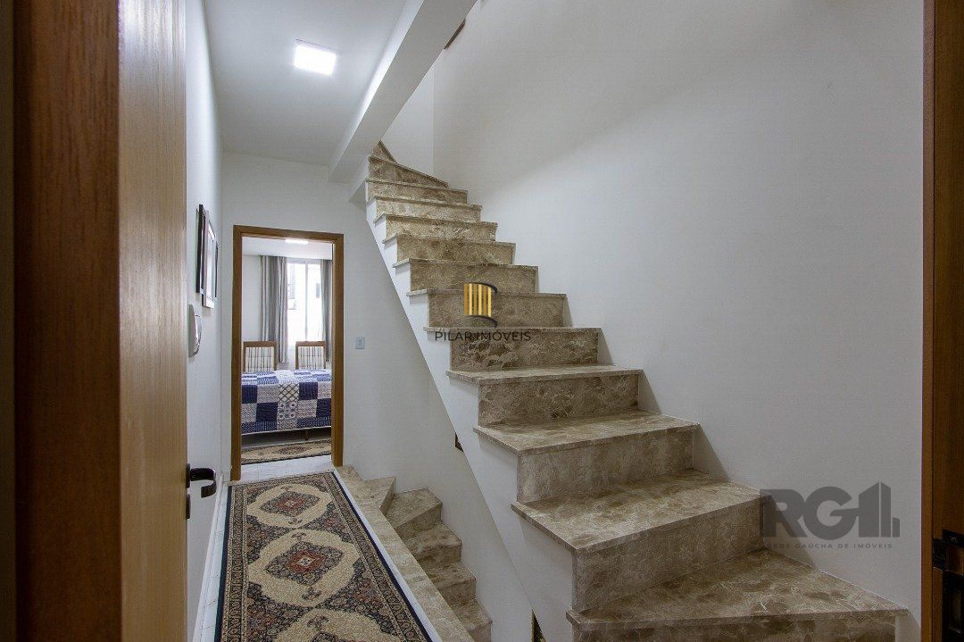 casa possui 3 suítes, 2 com closet