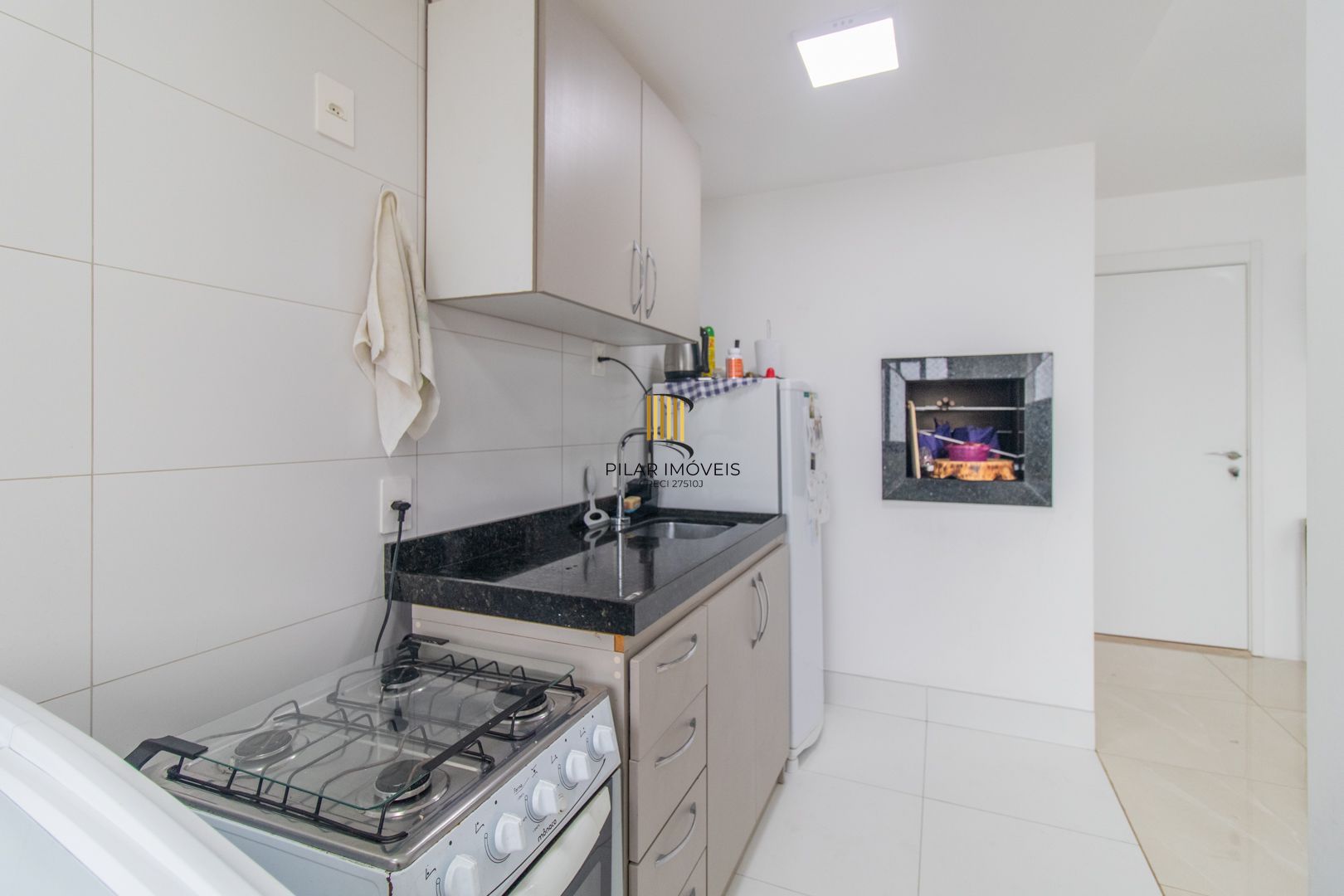 APARTAMENTO SEMIMOBILIADO 2 DORMITÓRIOS SENDO 1 SUÍTE E 1 VAGA ESCRITURADA