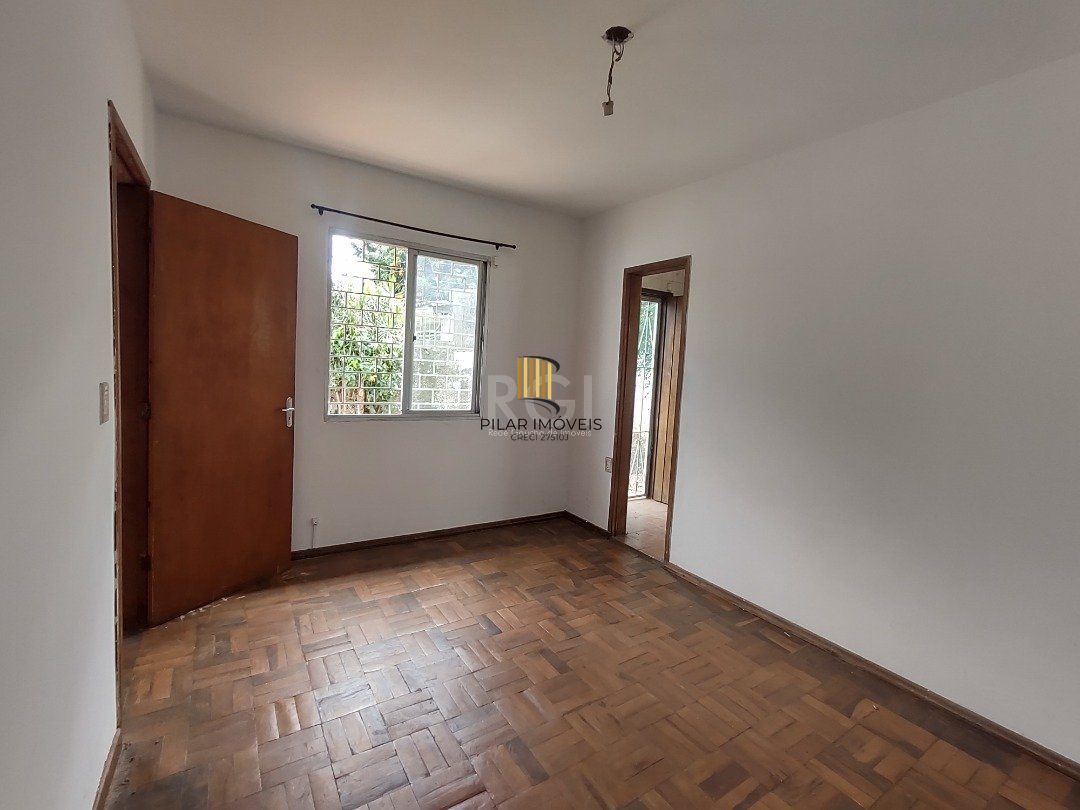 Casa à venda com 3 quartos, 1 vaga e pátio - Bairro Medianeira