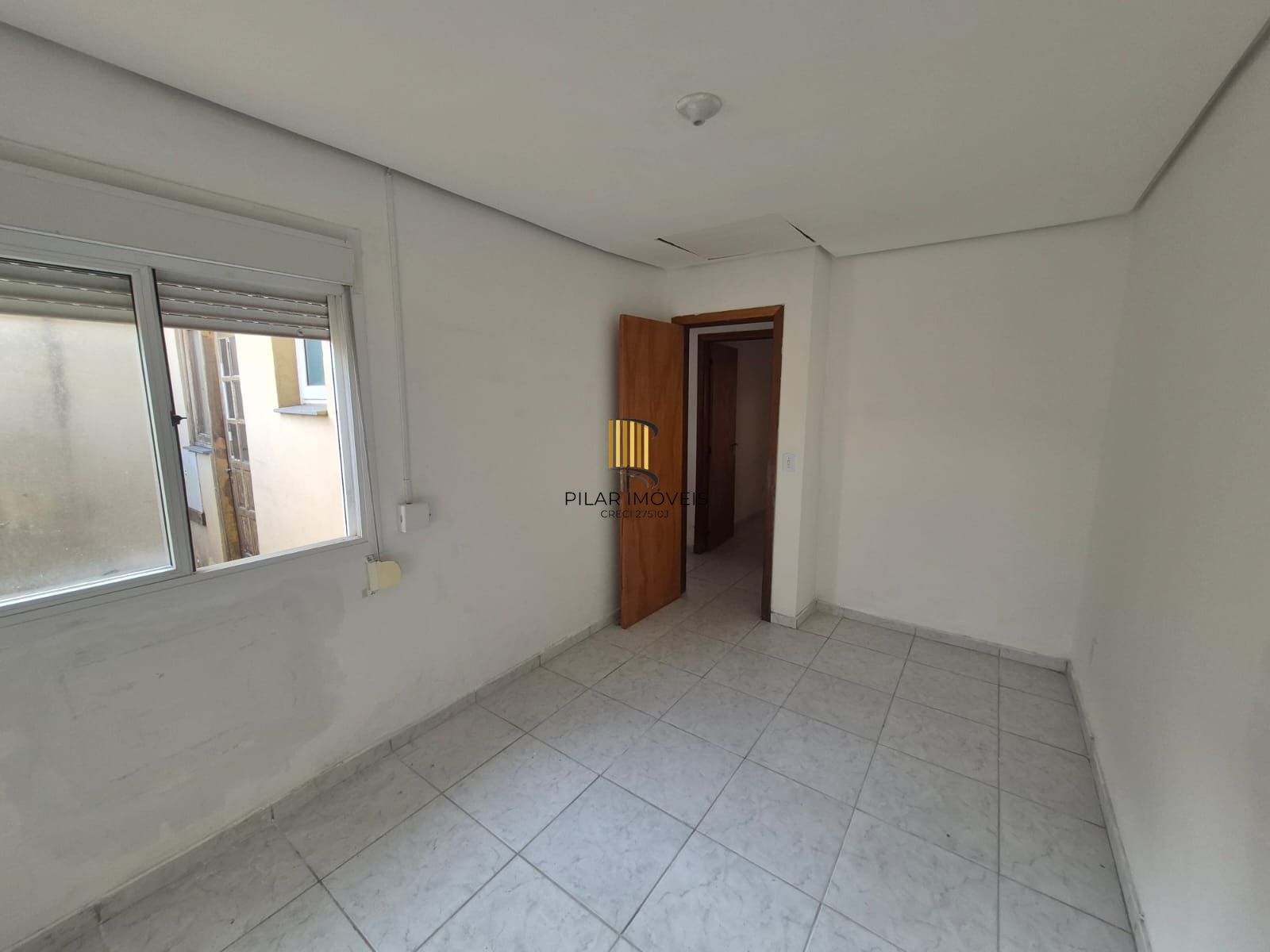 Casa de condomínio, 2 dormitórios, 1 banheiro e 1 vaga de garagem.